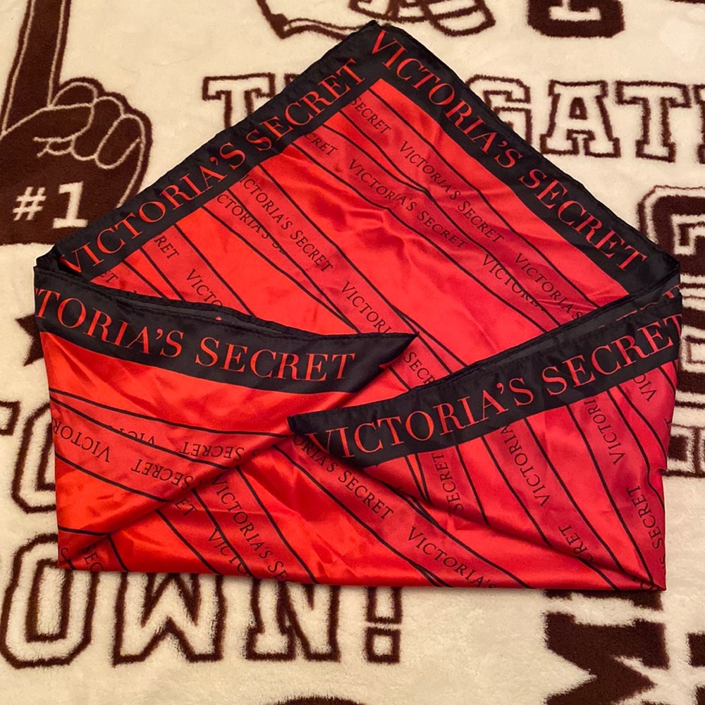 Victoria’s Secret Scarf 🧣